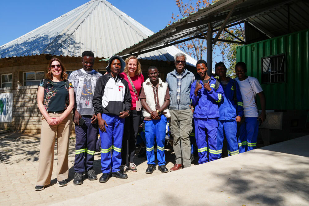 Yvonne en Janneke in interactie met studenten in het Young Africa Chitungwiza Centrum
