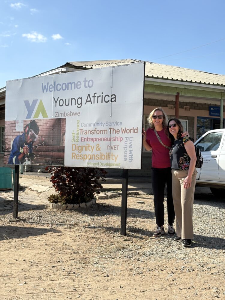 Yvonne en Janneke in het Young Africa Zimbabwe Chitungwiza Centrum.