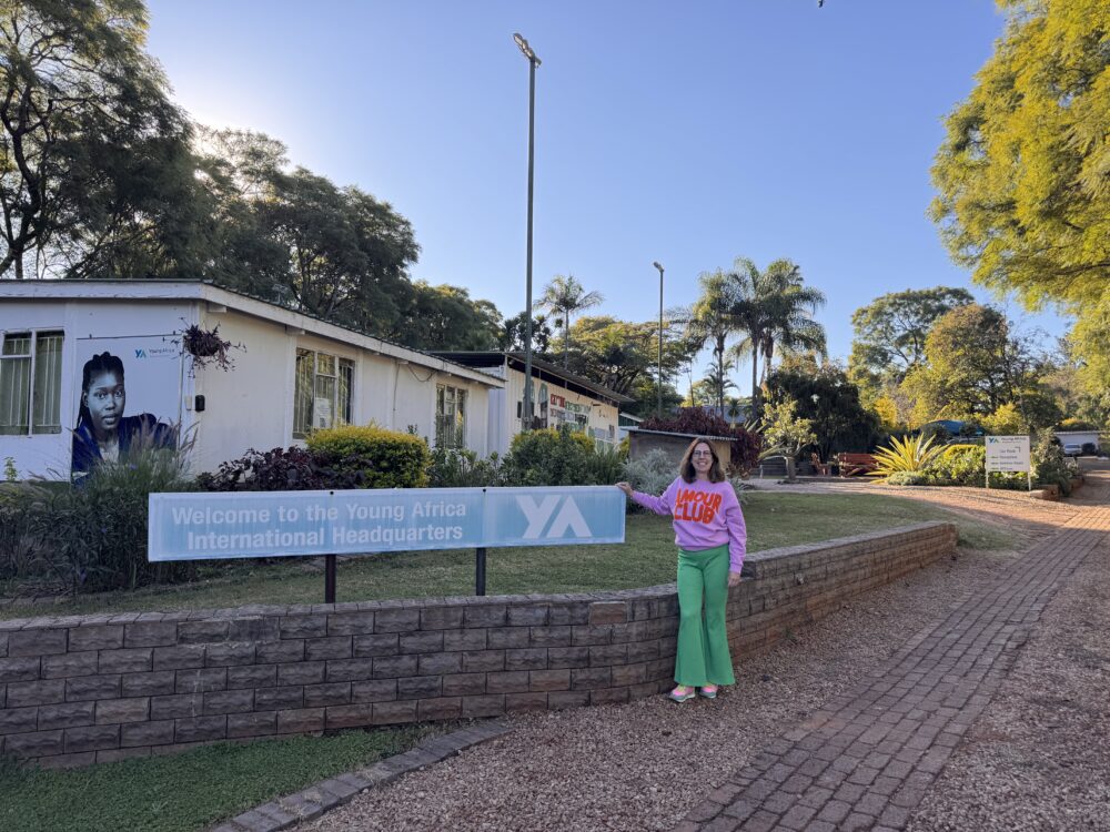 Janneke op het Young Africa International kantoor (The Hub) in Harare
